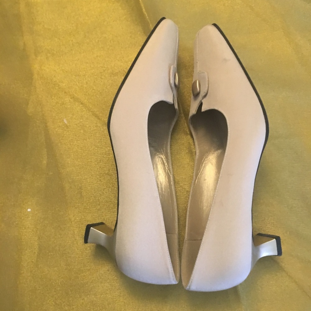 Stuart Weitzman Cream Cloth Low Heel Size 8m - image 1